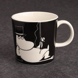 Muumipappa tuumiskelee (1999–2013) Muumimuki #Tarra #Kruunuleima #Musta